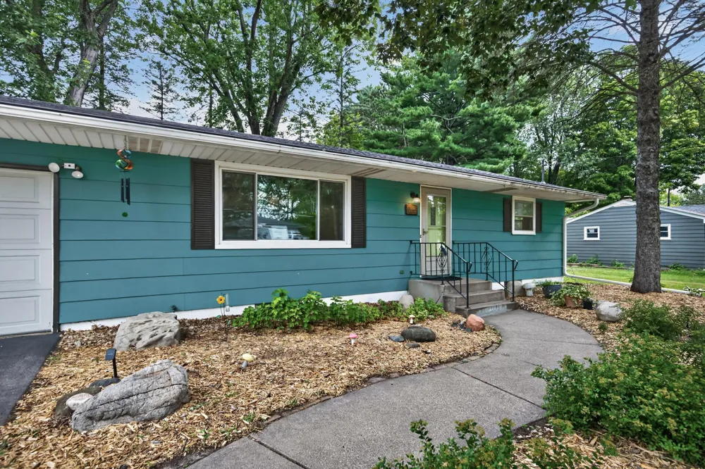 13282 Andrews Avenue Lindstrom, MN 55045