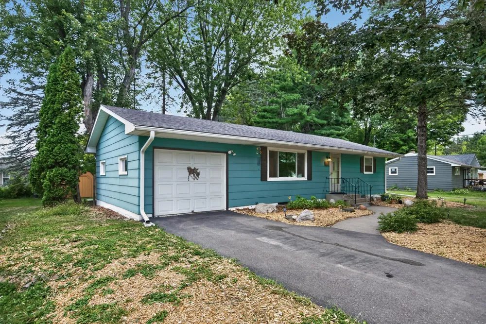 13282 Andrews Avenue Lindstrom, MN 55045