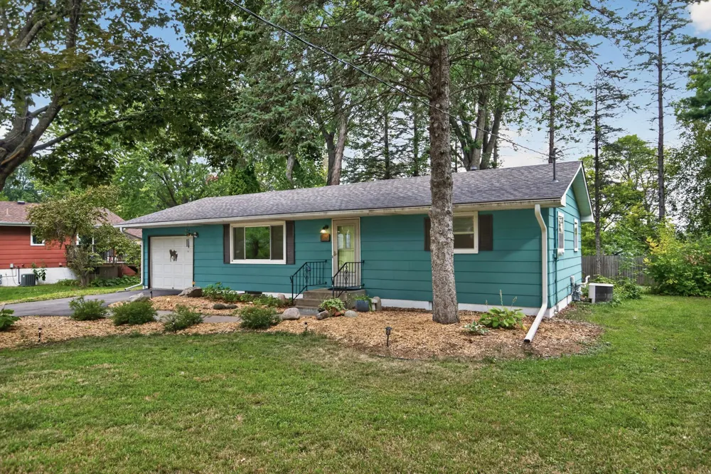13282 Andrews Avenue Lindstrom, MN 55045