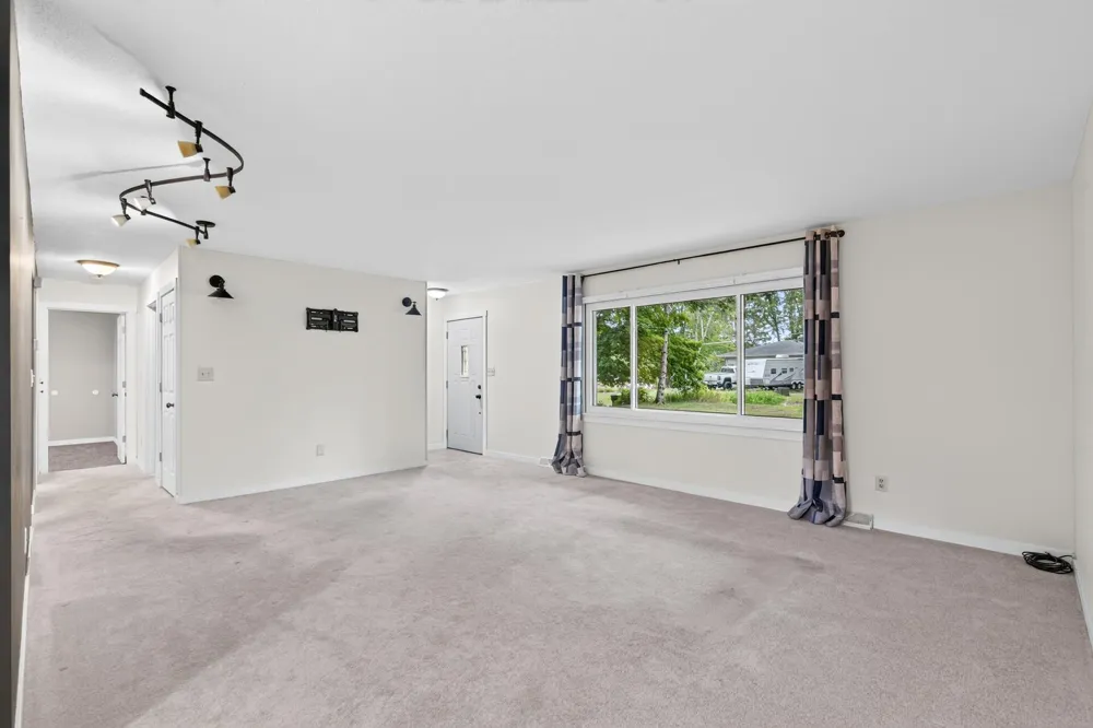 13282 Andrews Avenue Lindstrom, MN 55045