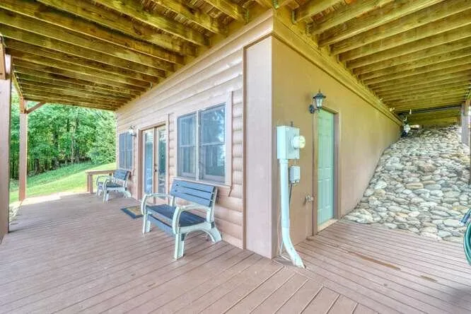 81 Grant Drive Brasstown, NC 28902