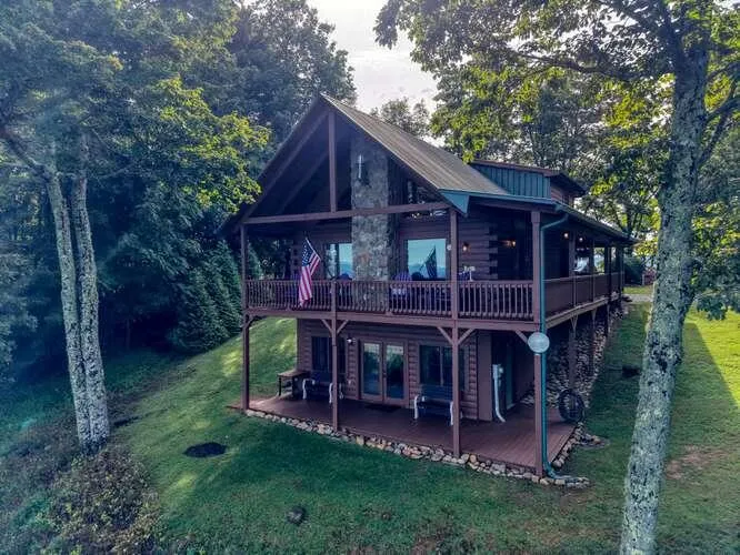 81 Grant Drive Brasstown, NC 28902