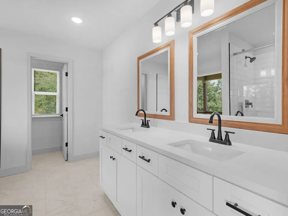 245 Lakeview DR Locust Grove, GA 30248