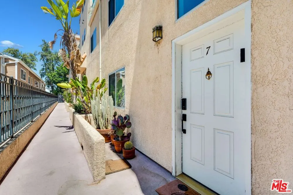 10924 Bloomfield Street #7 Los Angeles, CA 91602
