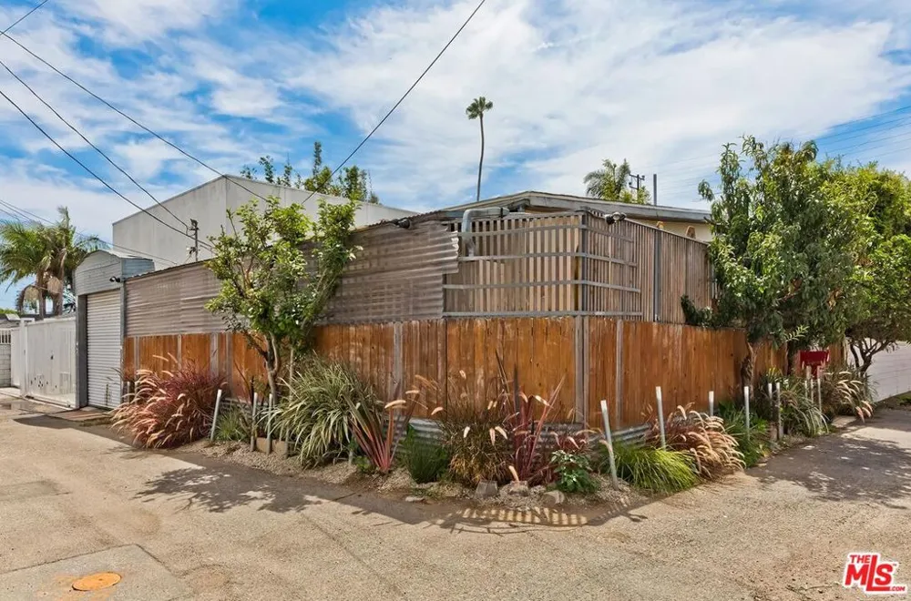 2416 Walnut Avenue Los Angeles, CA 90291