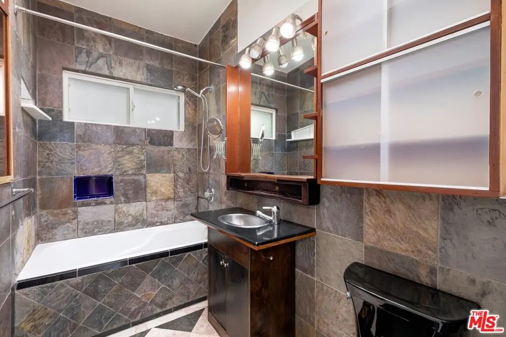 2416 Walnut Avenue Los Angeles, CA 90291