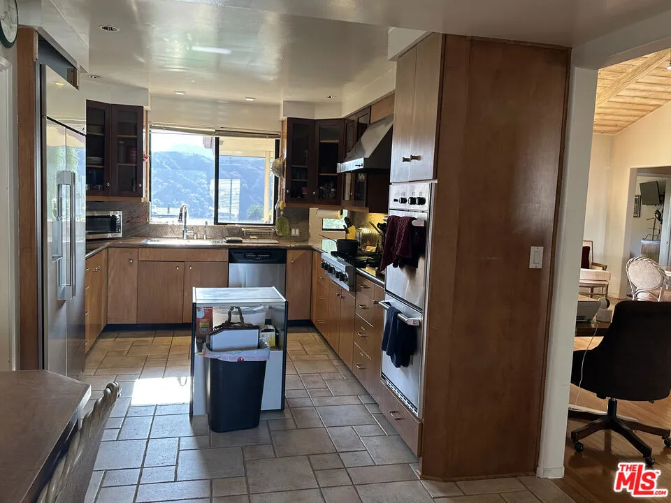 2027 Westridge Road Los Angeles, CA 90049