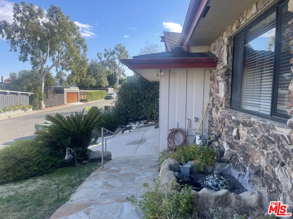 2027 Westridge Road Los Angeles, CA 90049