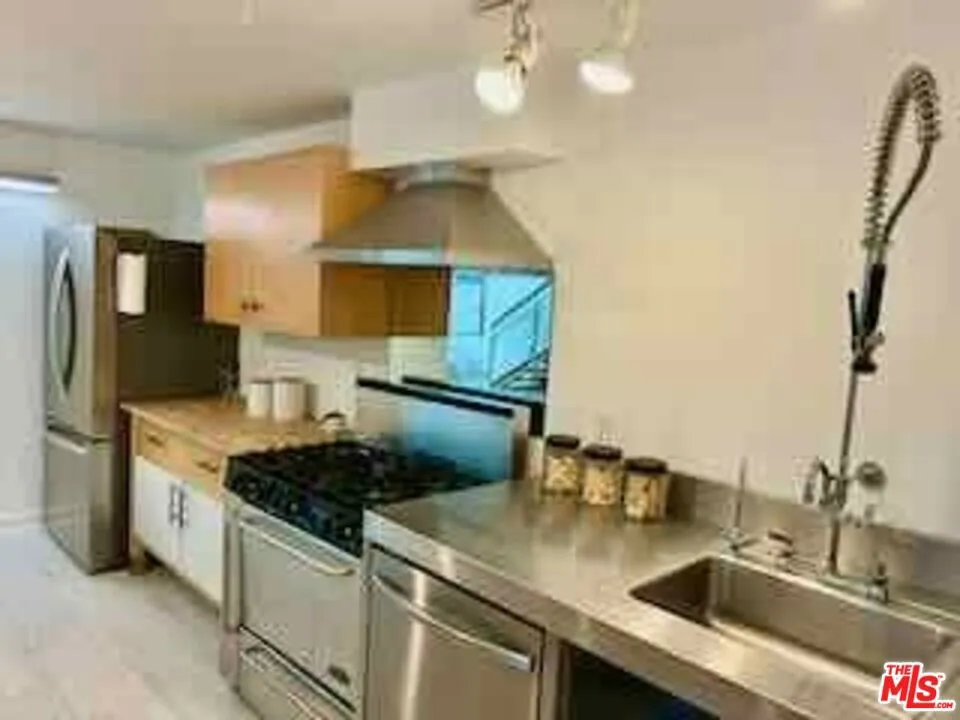 615 Hampton Drive #C101 Los Angeles, CA 90291