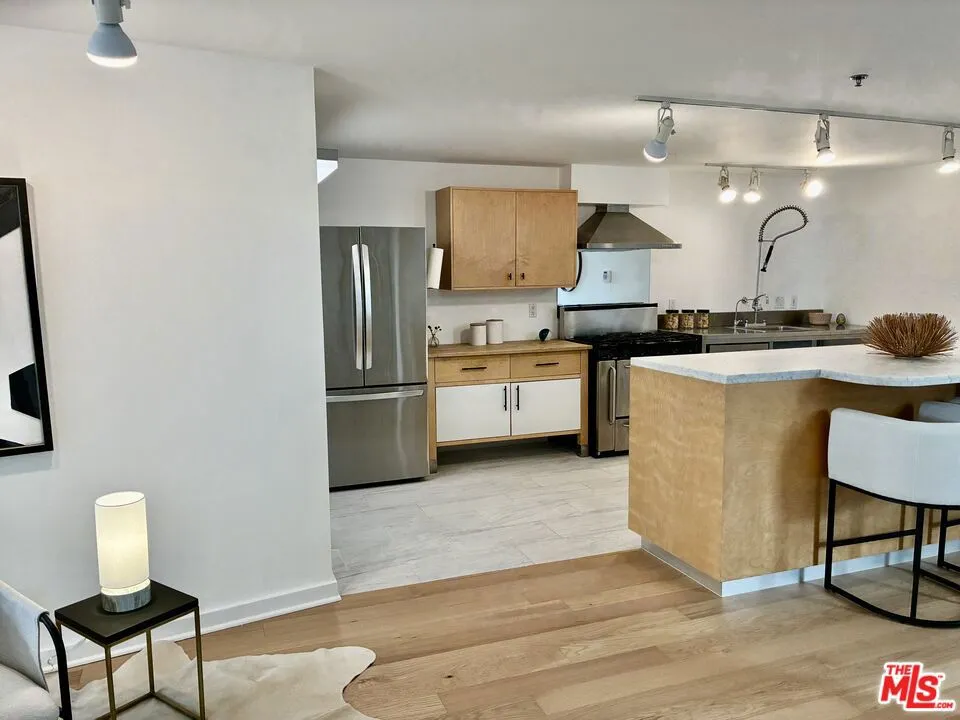 615 Hampton Drive #C101 Los Angeles, CA 90291