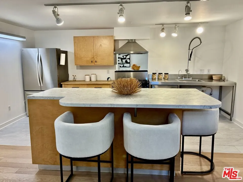615 Hampton Drive #C101 Los Angeles, CA 90291
