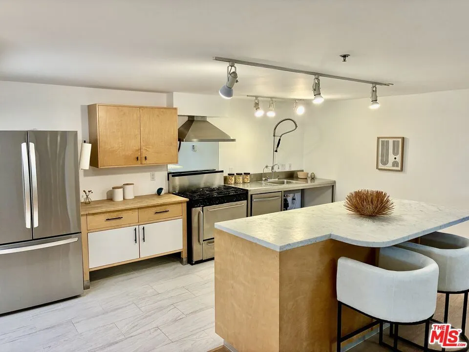 615 Hampton Drive #C101 Los Angeles, CA 90291