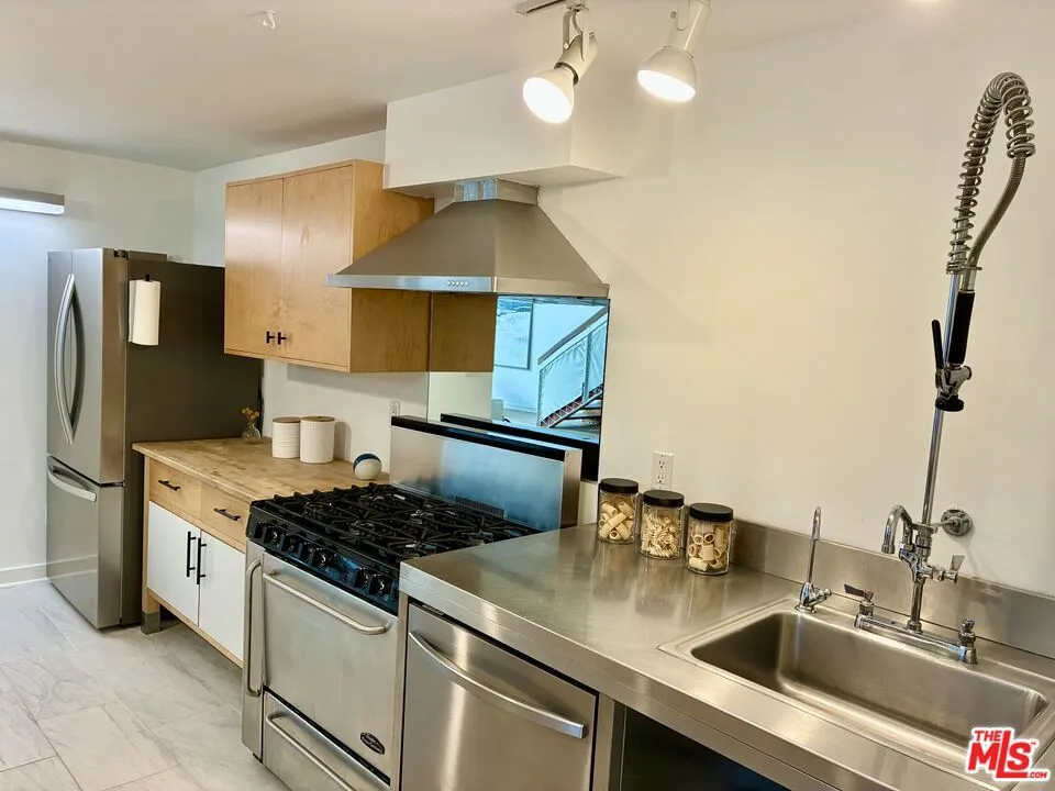 615 Hampton Drive #C101 Los Angeles, CA 90291