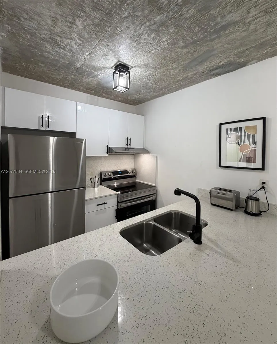 190 NW 69th St #3 Miami, FL 33150
