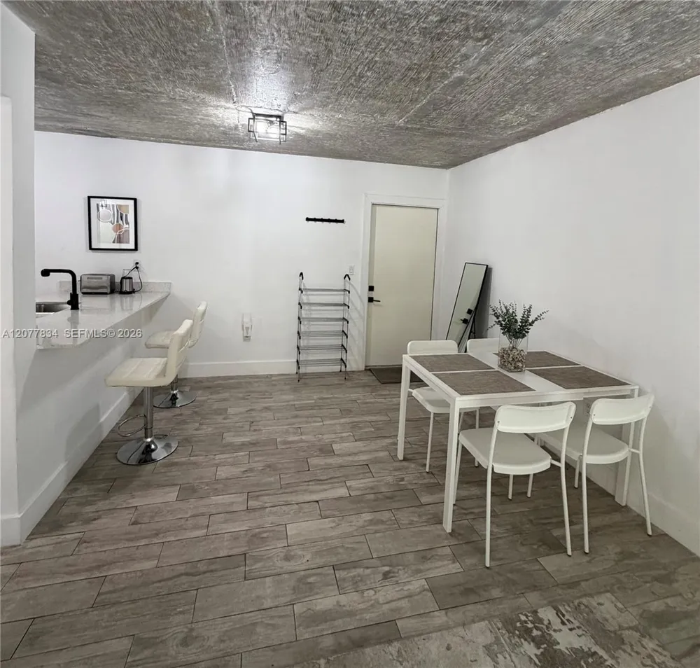 190 NW 69th St #3 Miami, FL 33150