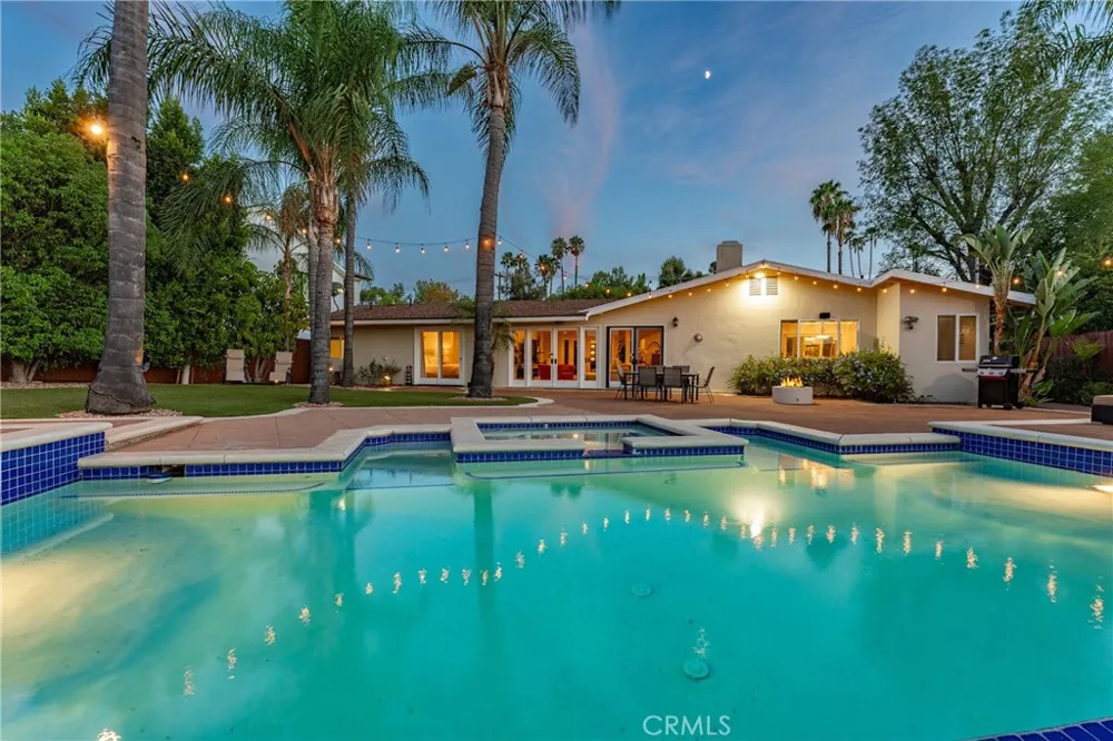 23365 Calvert Street Woodland Hills, CA 91367