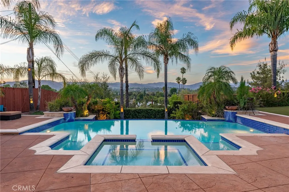 23365 Calvert Street Woodland Hills, CA 91367