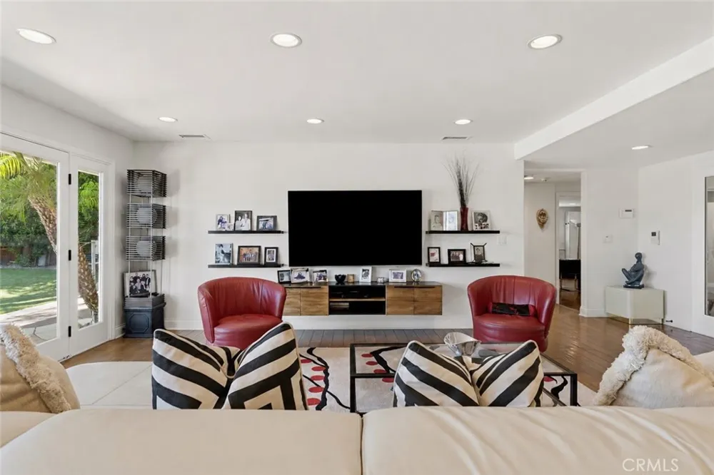 23365 Calvert Street Woodland Hills, CA 91367