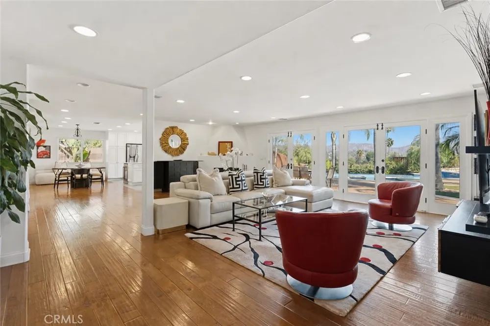 23365 Calvert Street Woodland Hills, CA 91367