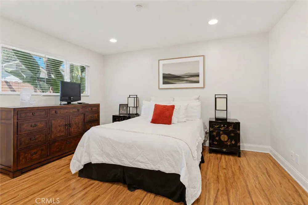 23365 Calvert Street Woodland Hills, CA 91367
