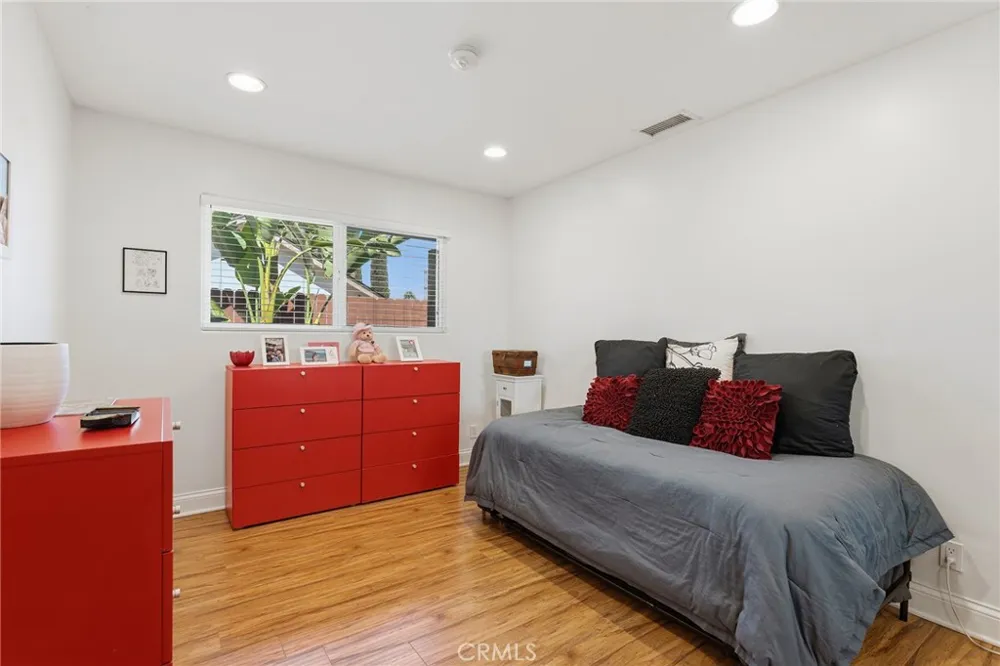 23365 Calvert Street Woodland Hills, CA 91367