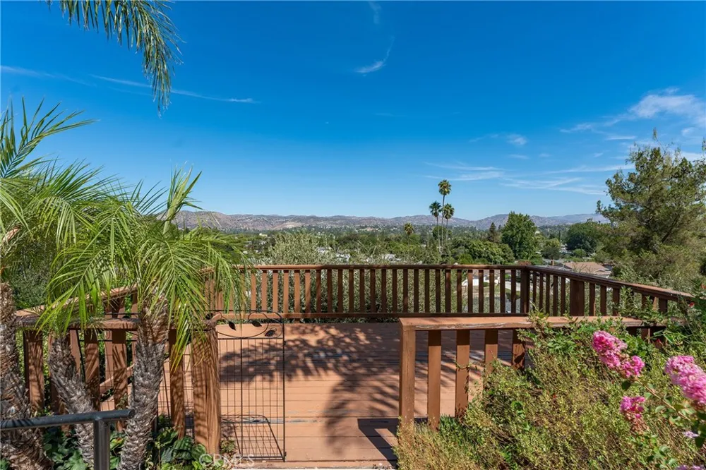 23365 Calvert Street Woodland Hills, CA 91367