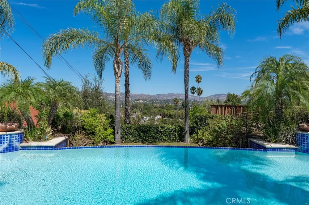 23365 Calvert Street Woodland Hills, CA 91367