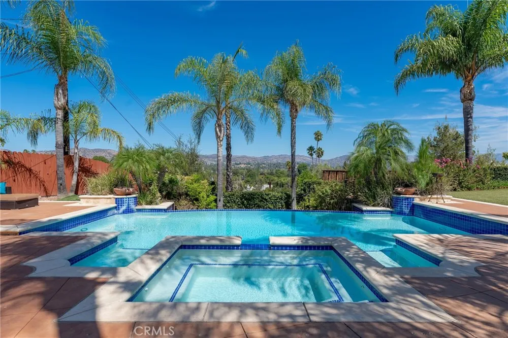 23365 Calvert Street Woodland Hills, CA 91367