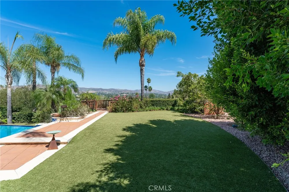 23365 Calvert Street Woodland Hills, CA 91367