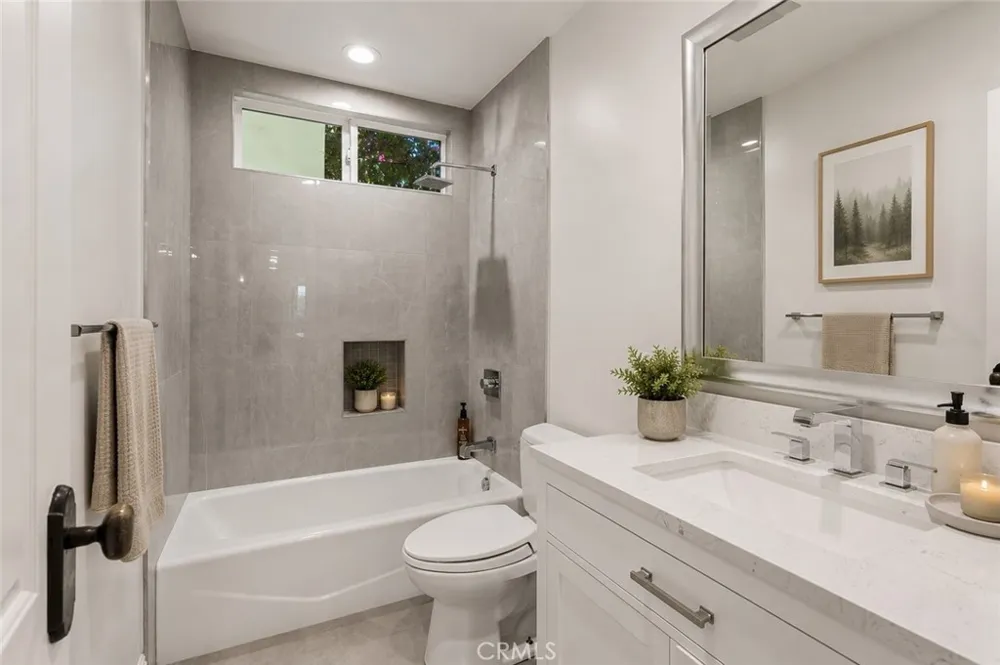 23365 Calvert Street Woodland Hills, CA 91367