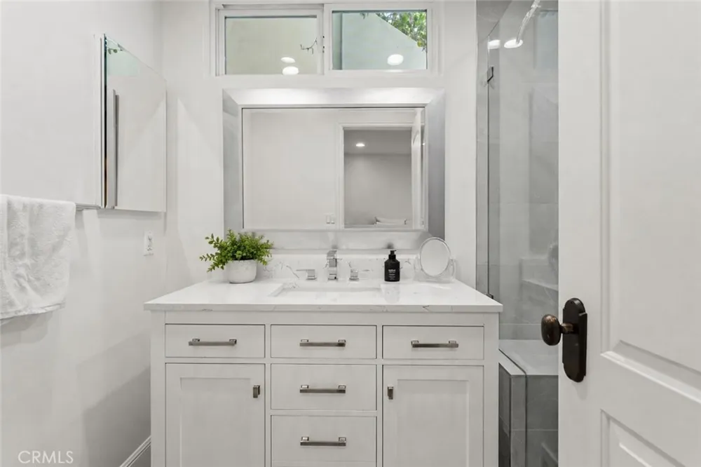 23365 Calvert Street Woodland Hills, CA 91367