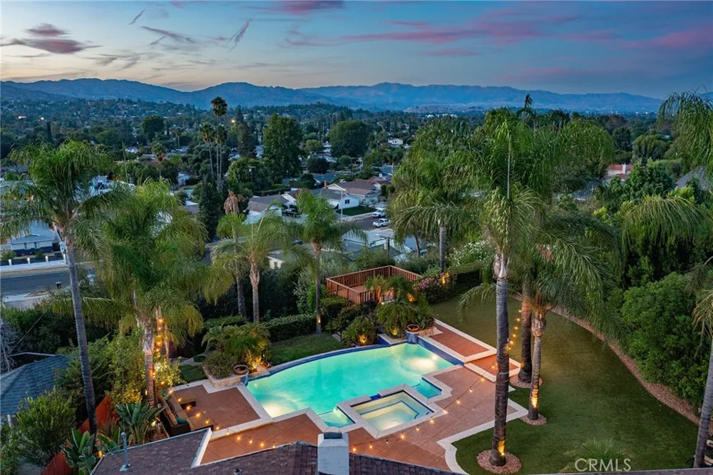 23365 Calvert Street Woodland Hills, CA 91367