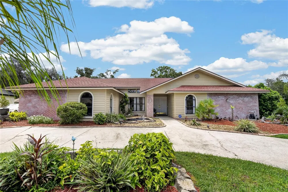 2814 HAMMOCK DRIVE Plant City, FL 33566