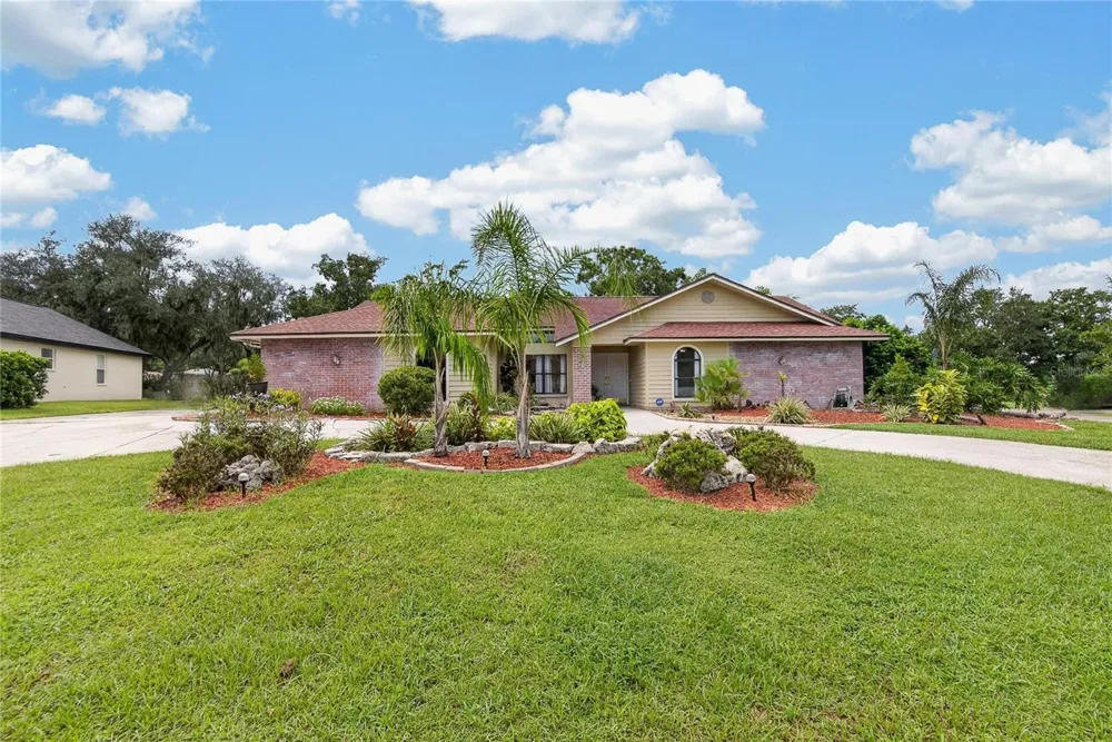 2814 HAMMOCK DRIVE Plant City, FL 33566