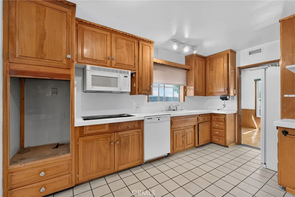 7238 Balcom Avenue Reseda, CA 91335