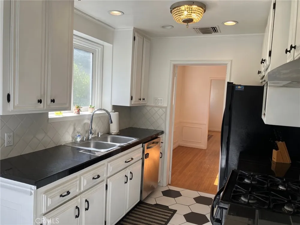 1531 Hillside Glendale, CA 91208