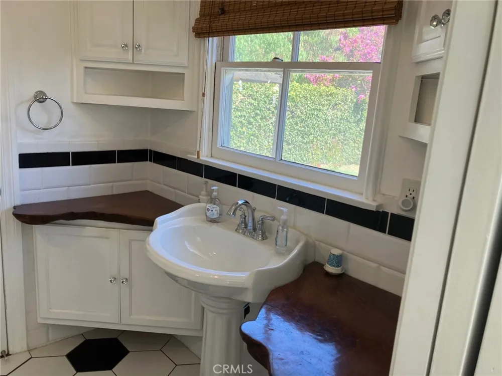 1531 Hillside Glendale, CA 91208