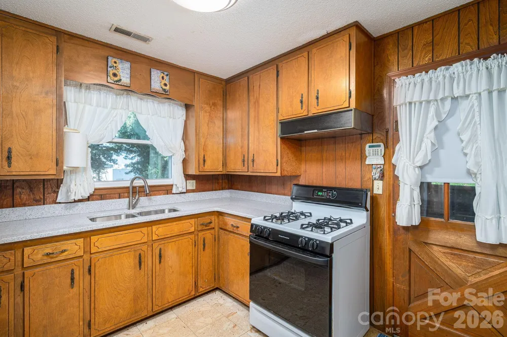 1306 11th Avenue SE Hickory, NC 28602