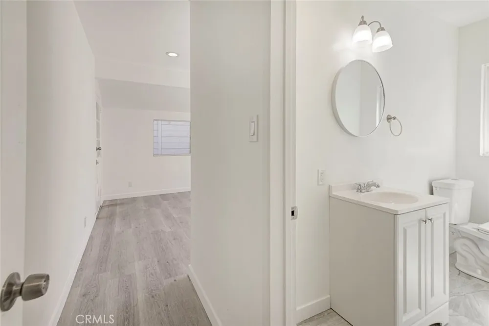 14918 Wyandotte Los Angeles, CA 91405