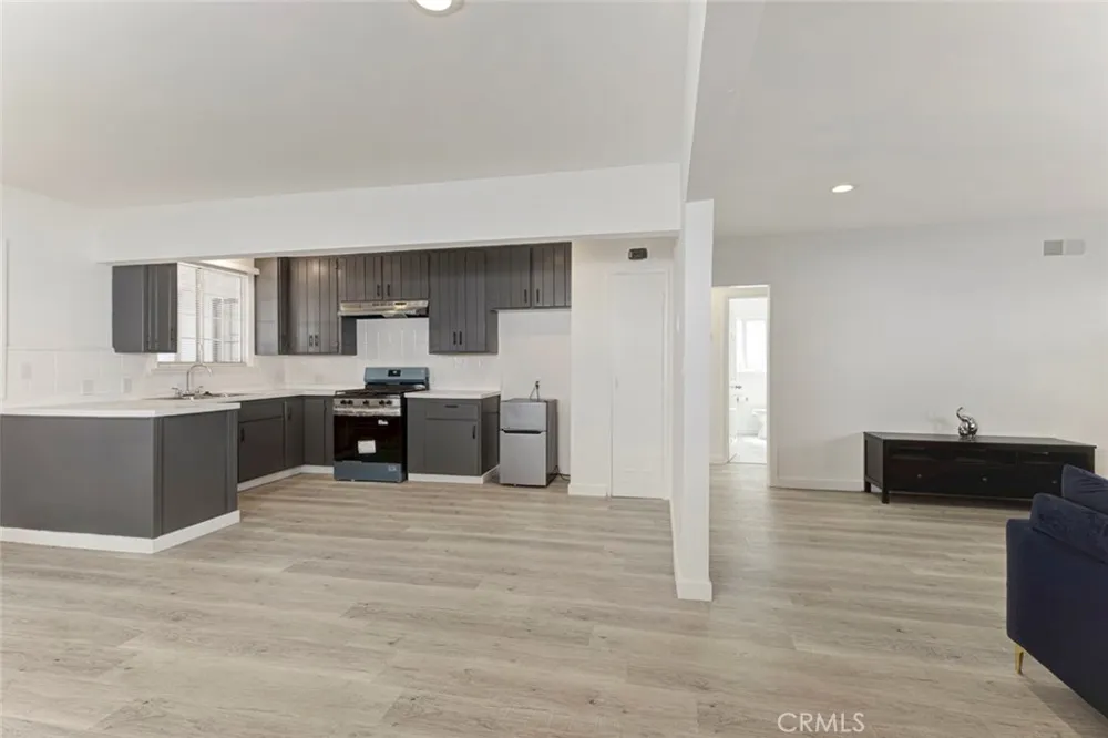 14918 Wyandotte Los Angeles, CA 91405