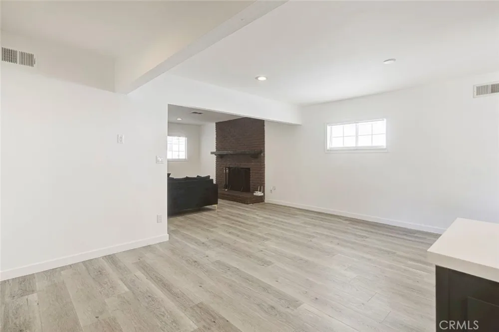 14918 Wyandotte Los Angeles, CA 91405