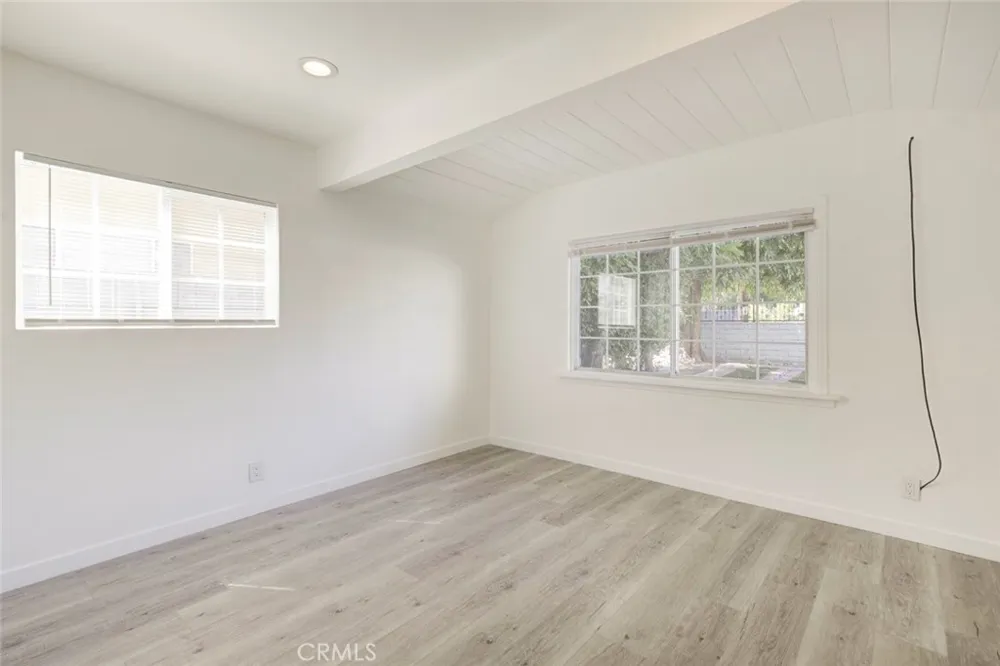 14918 Wyandotte Los Angeles, CA 91405