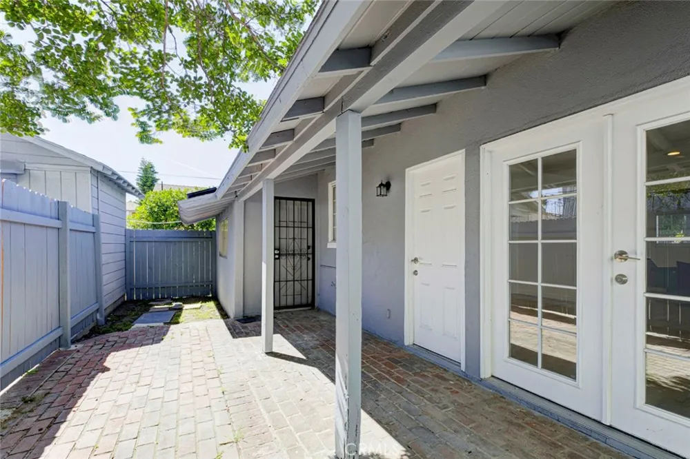 14918 Wyandotte Los Angeles, CA 91405