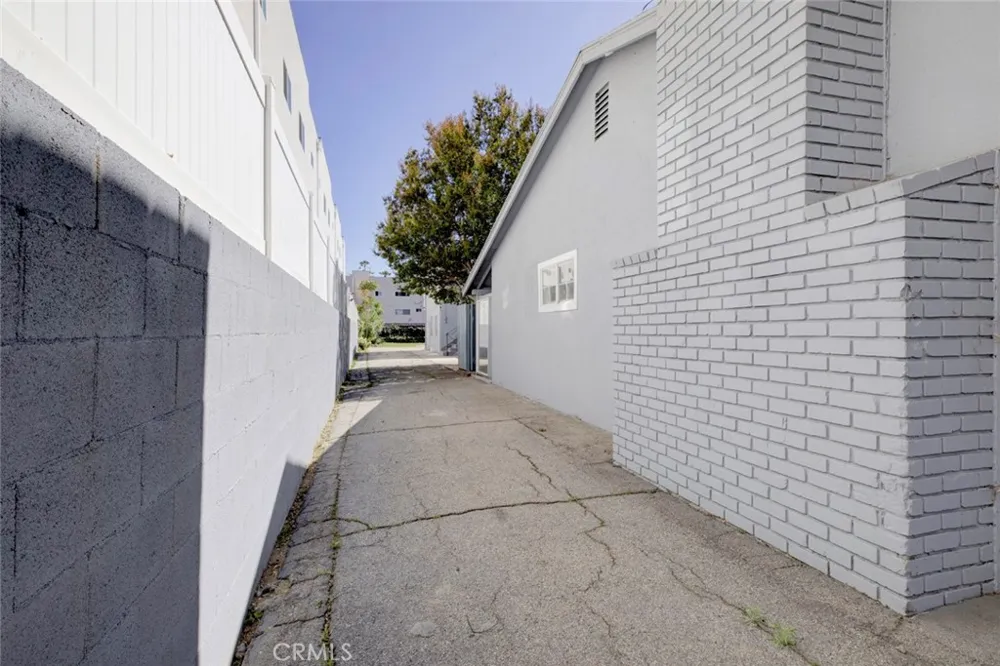 14918 Wyandotte Los Angeles, CA 91405