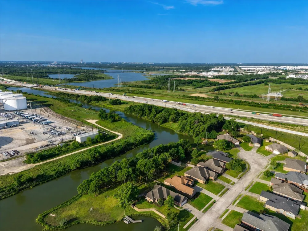 3535 Bayou Forest Drive La Porte, TX 77571