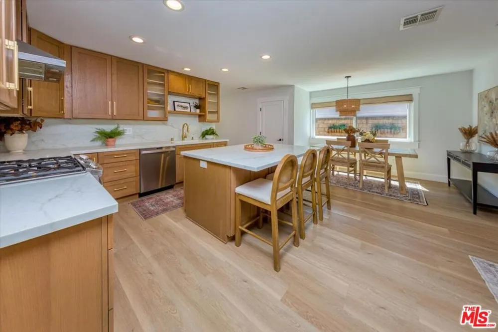 25414 Via Dabna Santa Clarita, CA 91355