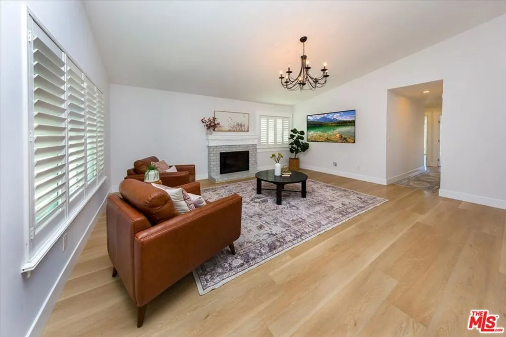 25414 Via Dabna Santa Clarita, CA 91355
