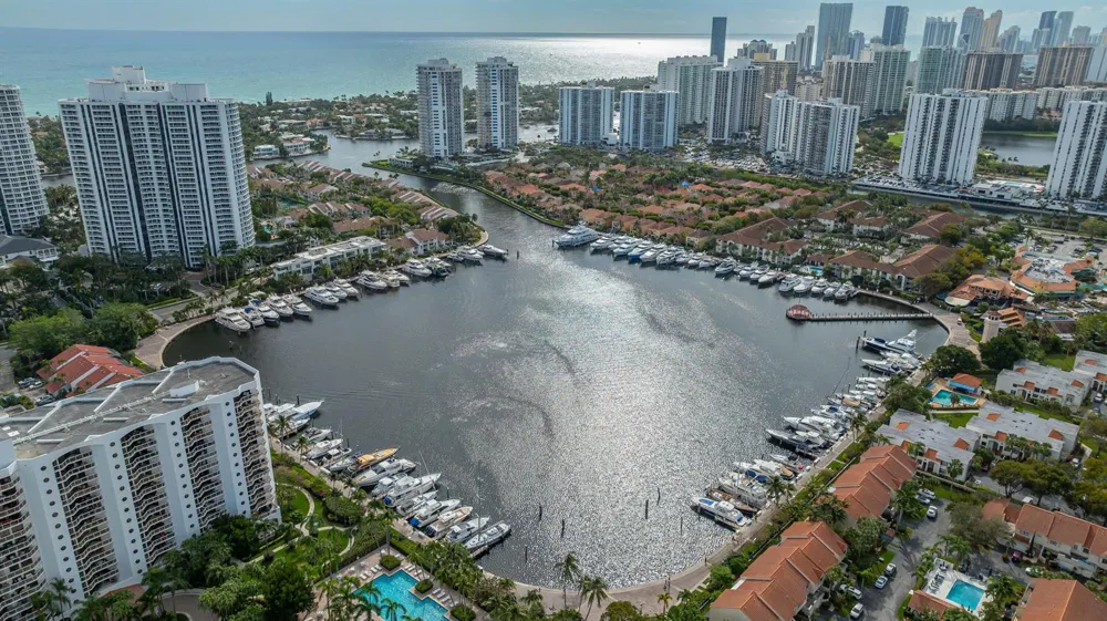 3545 MAGELLAN CIRCLE #352-5 Aventura, FL 33180