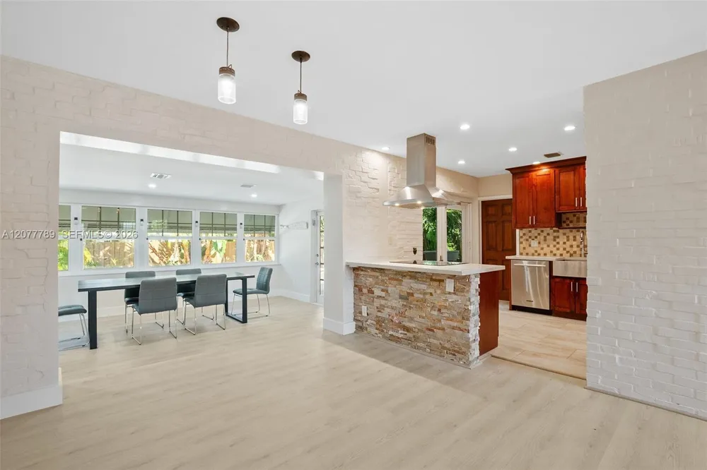 2725 NE 21st Ave Fort Lauderdale, FL 33306