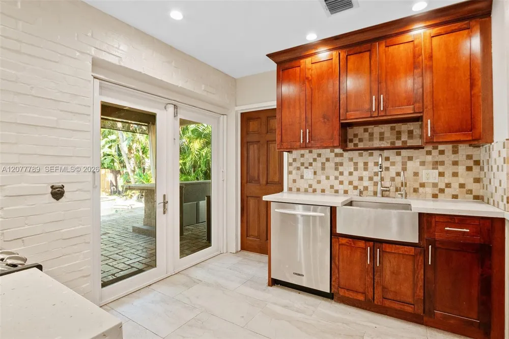 2725 NE 21st Ave Fort Lauderdale, FL 33306